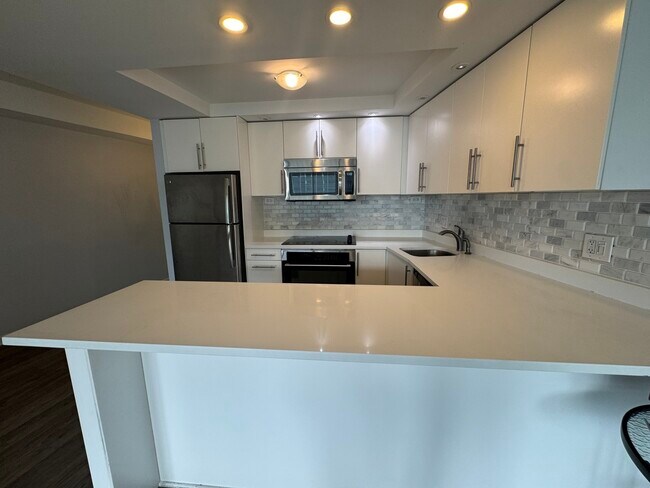 Building Photo - 300 N State St