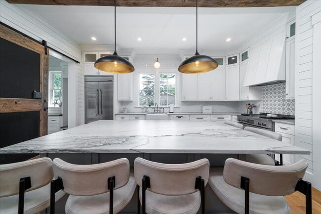 Building Photo - Fully Furnished Home In The Groves