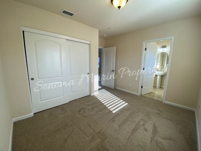 Building Photo - ~ Country Home ~ 2 Bedrooms & 2 Full Bathrooms with Attached Garage ~ Gated Community