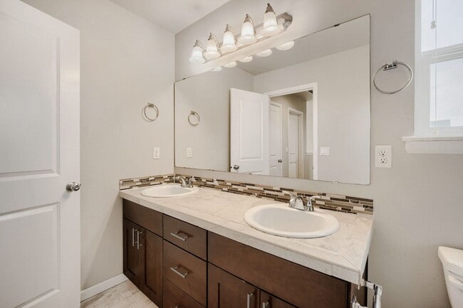 Building Photo - Amazing 4bed/2.5bath with Den in Kent, WA!