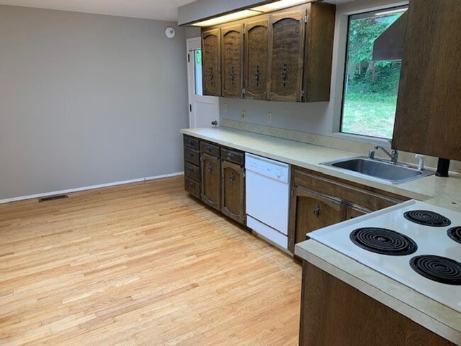 Building Photo - Kenmore House / RENT SPECIAL