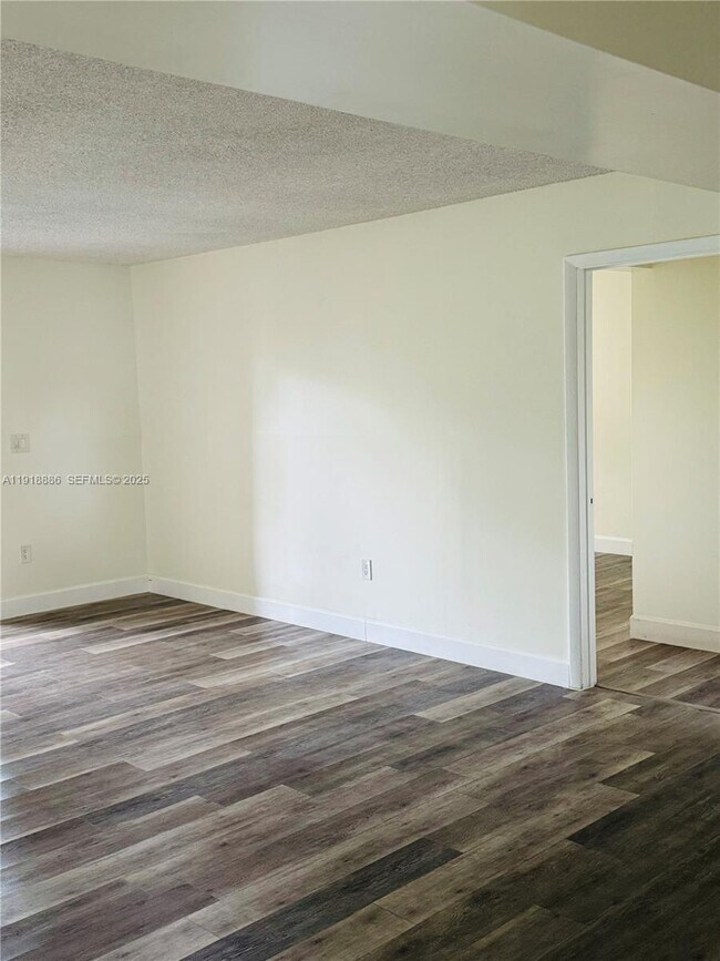 Building Photo - 701 N Pine Island Rd