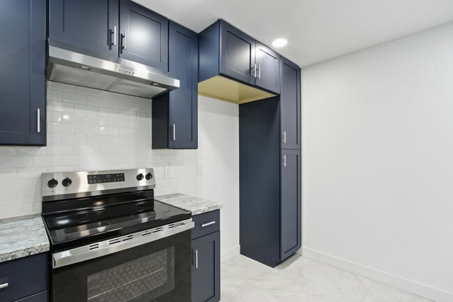 Building Photo - 4 Bedroom 2 Bathroom - Freshly Remodeled Available for Immediate Move-In