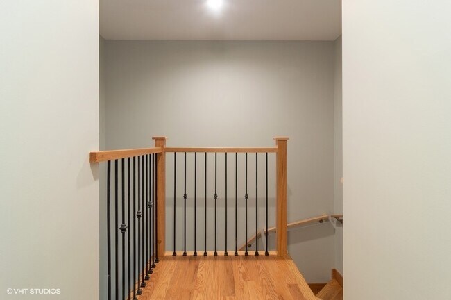 Building Photo - 7057 N Ravenswood Ave