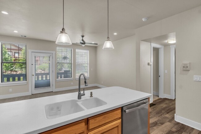 Building Photo - Pinebrook Pointe