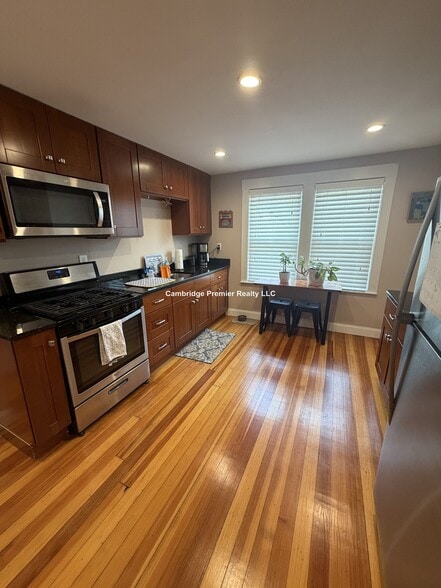 Building Photo - 538 Main St