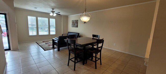 Building Photo - 8007 Ellinger Ln