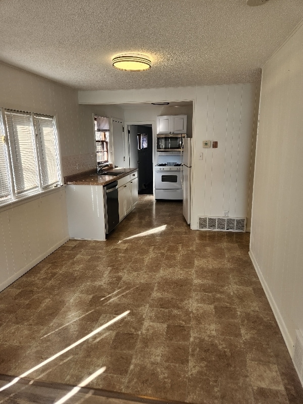 Building Photo - 1400 Woodlawn Beach