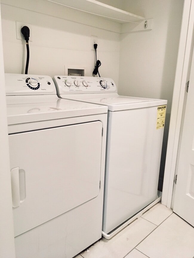 Building Photo - Charming 2 Bedroom/3 Bathroom Townhome w/ Den and In-Unit Laundry in Locust Point, MD! - Parking ...