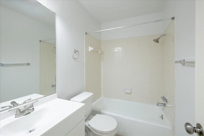 Building Photo - 421 Fantail Loop