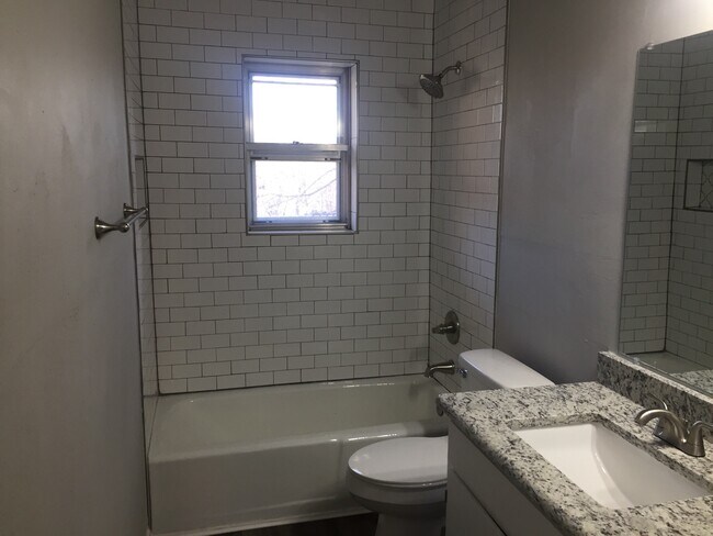 Building Photo - 407 N Carl St