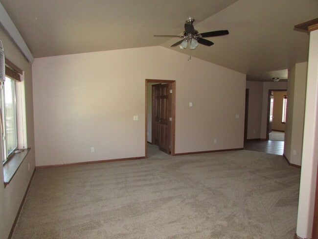 Building Photo - 2 BEDROOM | 2 BATH | DOUBLE GARAGE | SOUTH