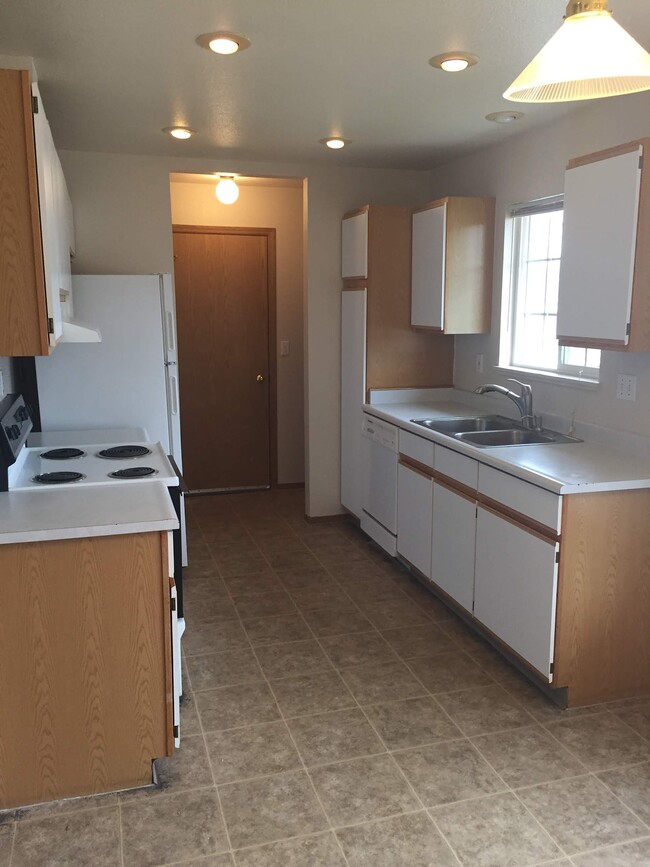 Kitchen - 1603 Checola St