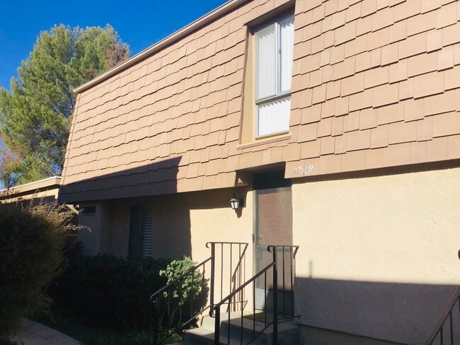 Building Photo - View Liberty Canyon 2+Den