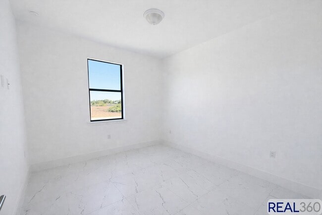 Building Photo - 966-968 Countess Ave