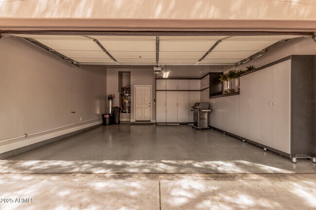 Building Photo - 11000 N 77th Pl
