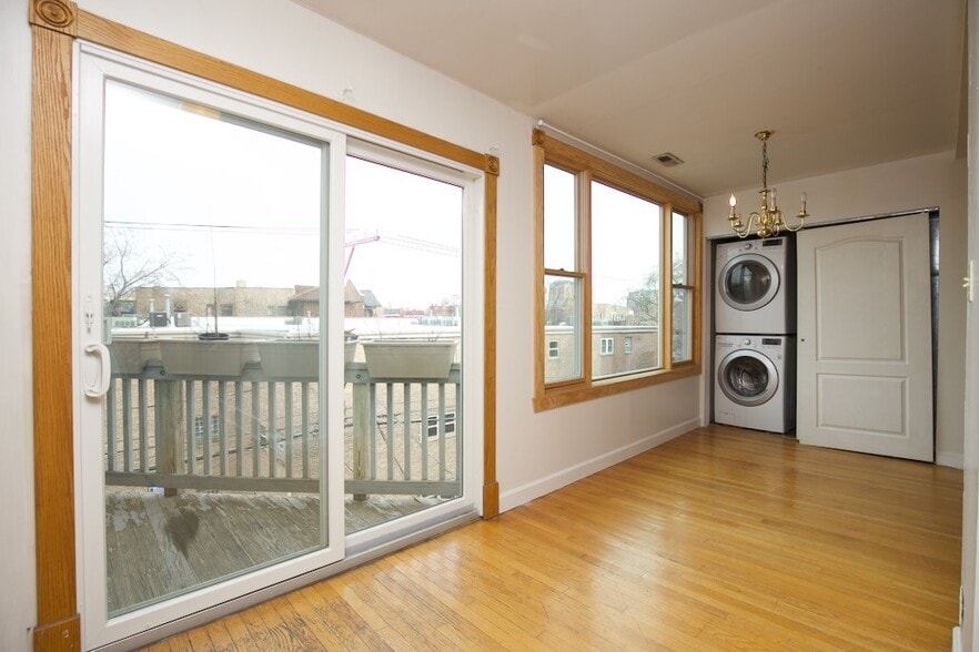 Building Photo - 6717 N Sheridan Rd