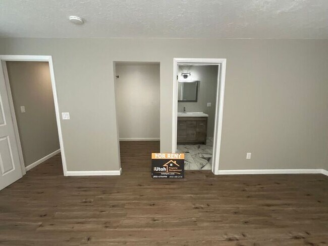 Building Photo - 3 bdrm 2 bath Home 2 car Garage small dog ...