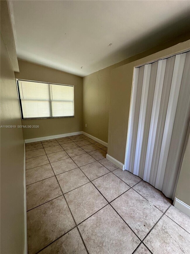 Building Photo - 320 NW 33rd Ave