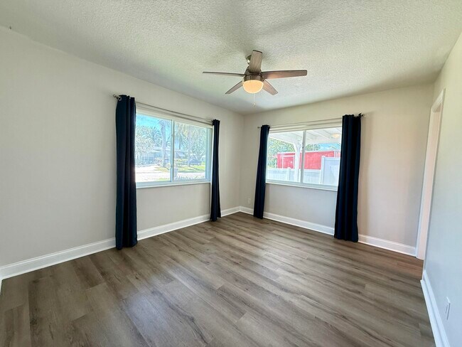 Building Photo - 1615 Crest Dr