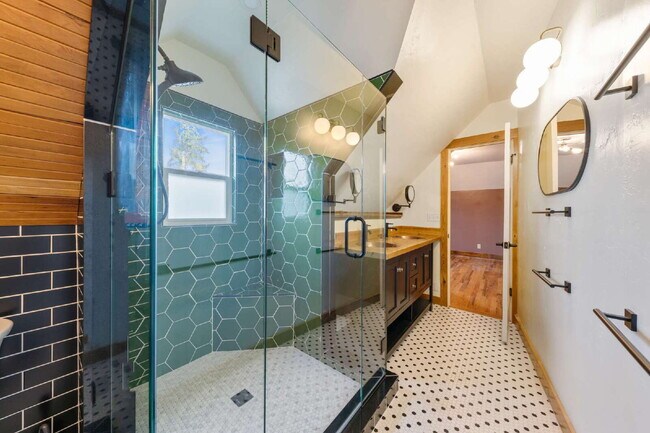 Building Photo - 3 Bedroom, 2.5 Bathroom Home with Exquisite Design