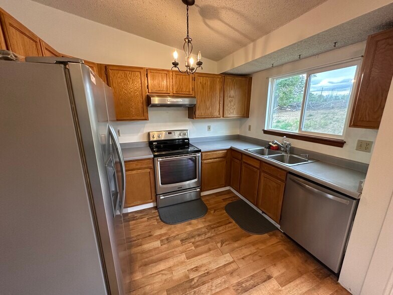Building Photo - 102 Comanche Ct