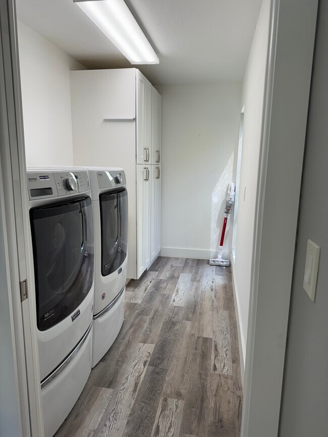Building Photo - 3955 Glen Oaks Manor Dr