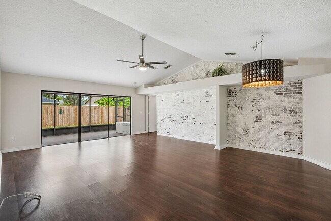 Building Photo - Charming 3-Bedroom Home in Desirable Oviedo!