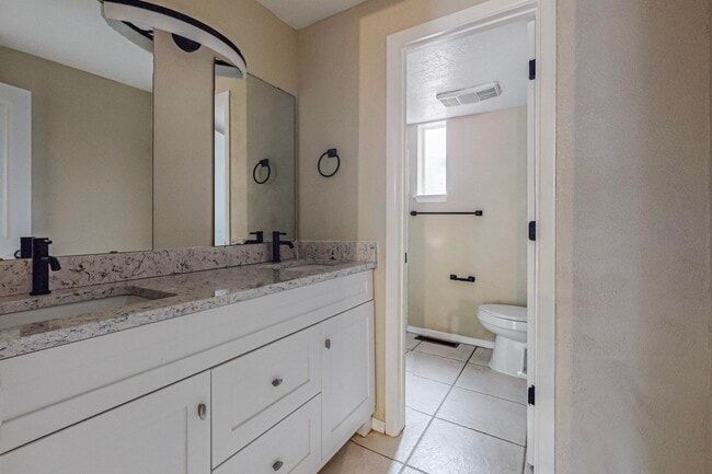 Building Photo - 713 Rio Arriba Ave SE