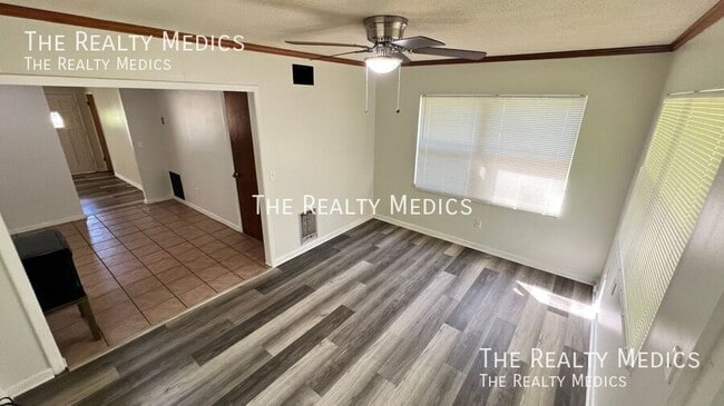 Building Photo - 526 S Thompson Ave