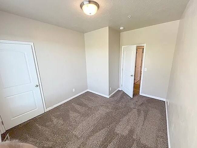 Building Photo - 426 W 200 N St