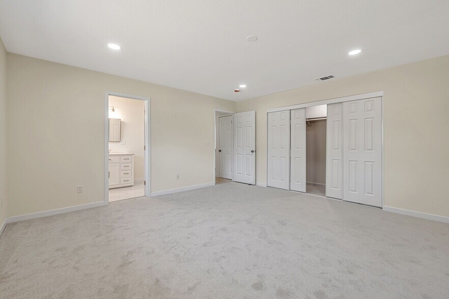 Building Photo - 6941 Golf View Dr