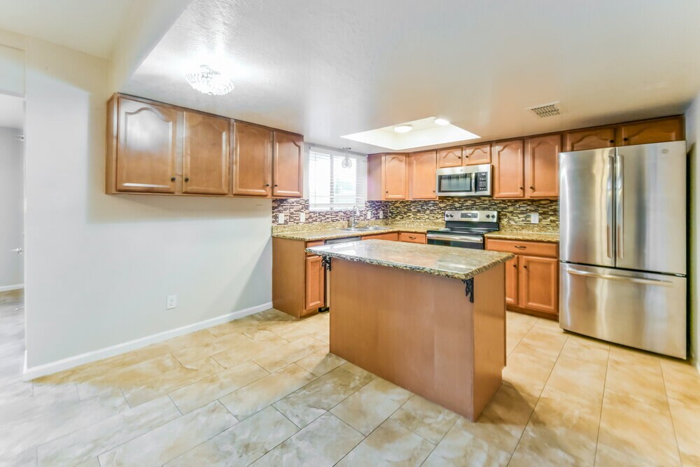 Building Photo - 2641 E Isabella Ave
