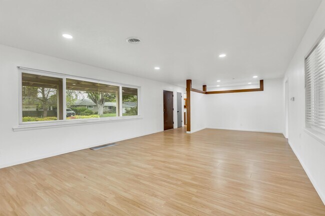 Building Photo - 1020 Seamas Ave