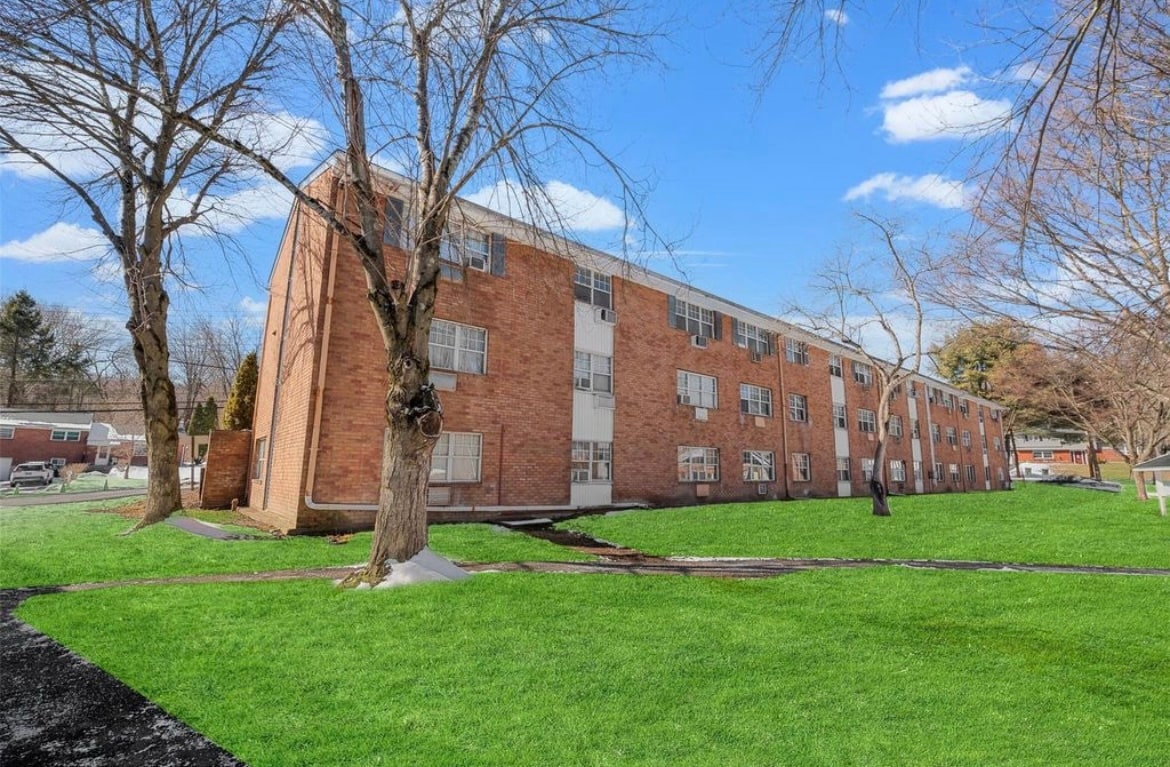 Building Photo - 2201 Barclay Mnr