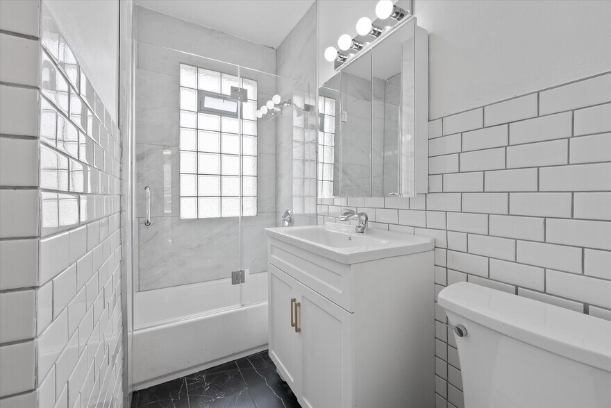 Building Photo - 2026 E Kenilworth Pl