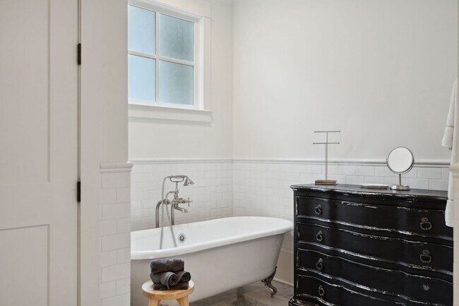 Building Photo - 1226 Adams St