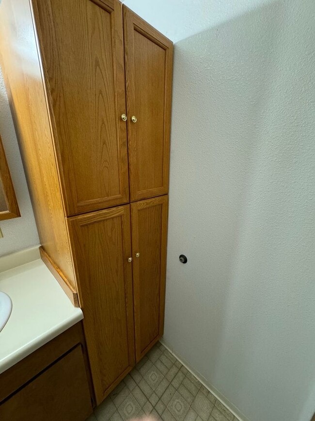 Building Photo - 1 BD, 1 BA Apartment Nestled Back on a Cul-de-Sac