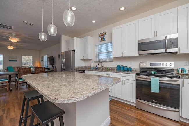 Building Photo - 6832 Middleton Ave