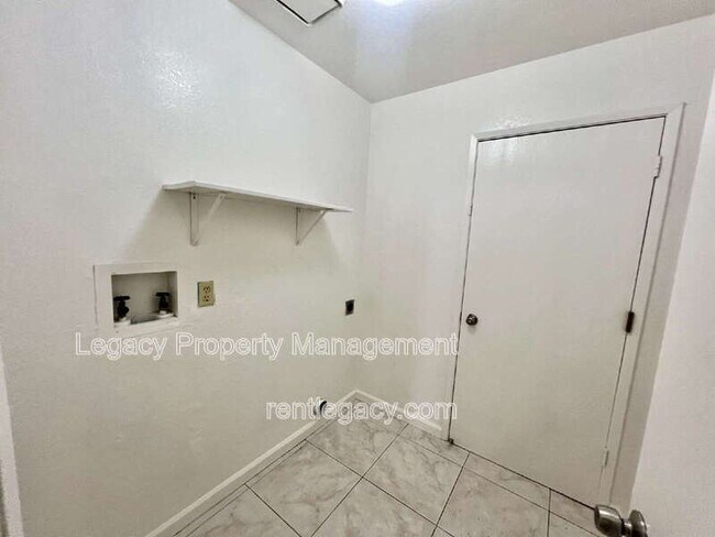 Building Photo - 827 Crested Dr