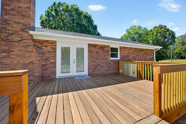 Building Photo - 3 bedroom, 2 bathroom House in Eden!