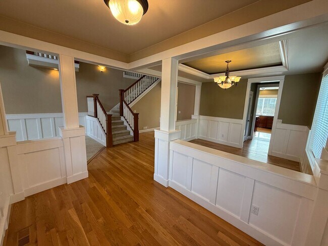 Building Photo - Stunning large 3 bedroom plus bonus rooms ...