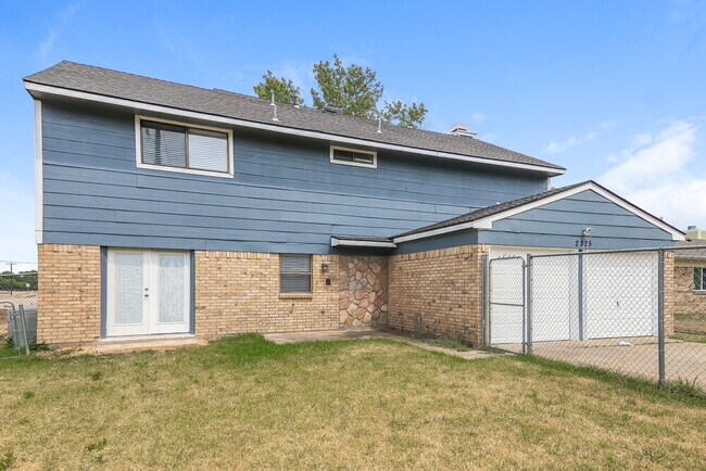 Building Photo - 2325 Woodhollow Ave