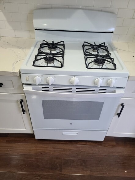 Stove - 7009 Jumilla Ave