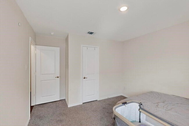 Building Photo - 504 Willow View Way