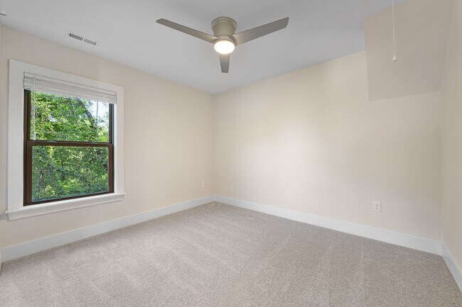 Building Photo - Available Early July! 3-bedroom home with off street parking!