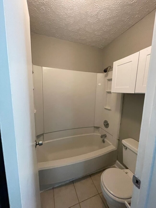 Building Photo - Cute 3 bed condo in great Hermitage location!