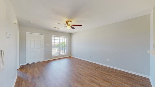 Building Photo - 1507 Hollow Hill Dr