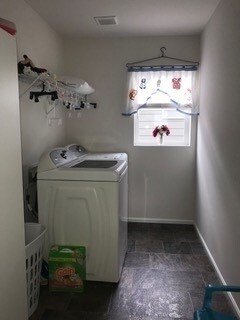 Building Photo - Large 4 bedroom home