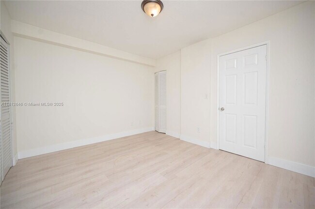 Building Photo - 9210 Fontainebleau Blvd